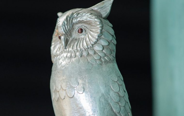 A sculpture of an owl
