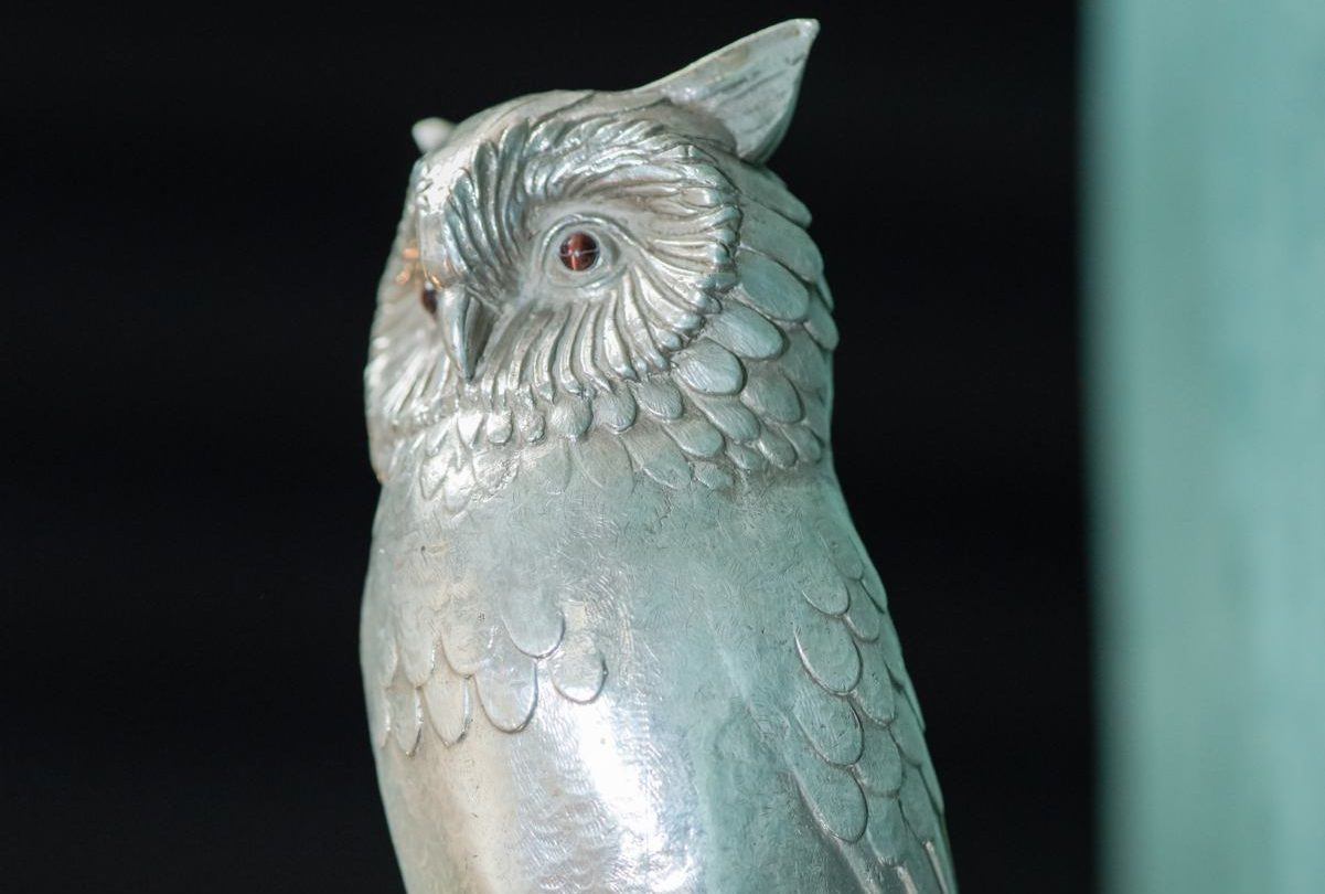 A sculpture of an owl